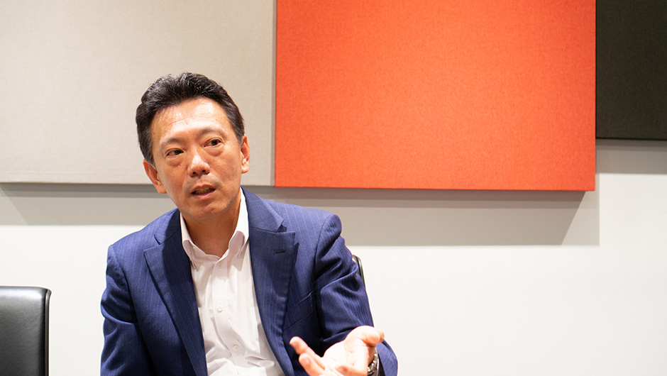 PwC Japan合同会社人事トップの福井さんが身振り手振り話している、正面顔
