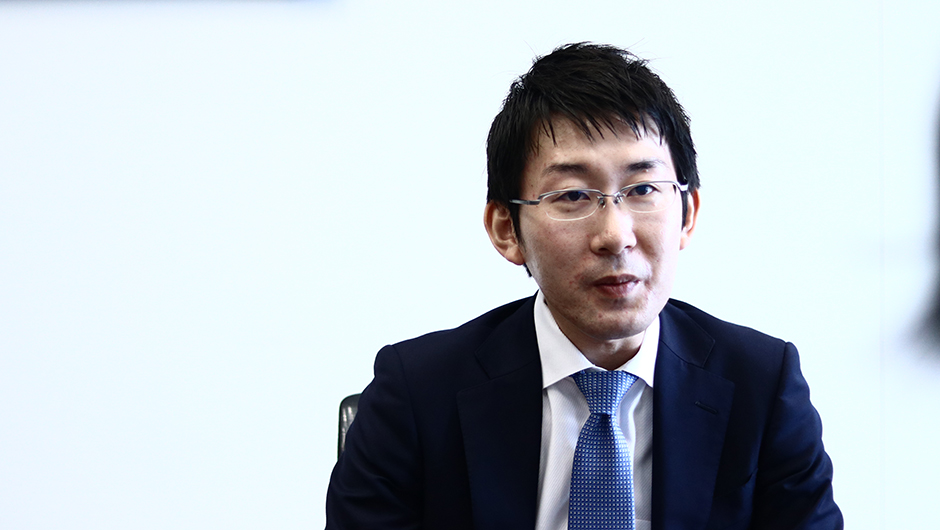 日本政策投資銀行の若手調査・ファイナンス担当である金子三紀雄さんの正面画像